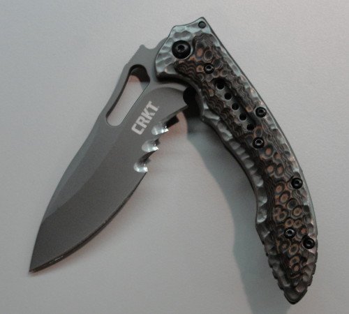 The Fossil G10 handle is 2-toned with a hammered-style texture giving it that "Gator" skin look.