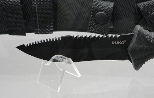 The razor cutting edge, and serrated top for heavier cutting.