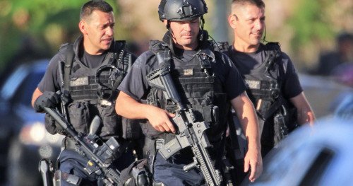 Police officer with AR-15 rifles (photo by sigsauerar15.com).