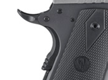 An extended beavertail grip safety provides enhanced grip during shooting.